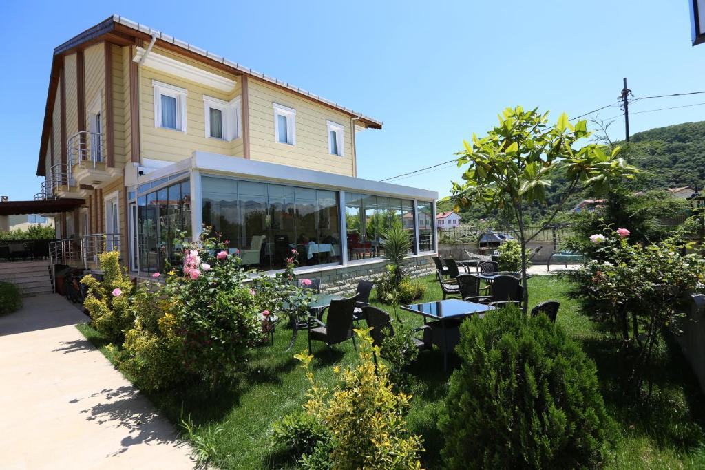 Assortie La Villa Hotel Ава Екстериор снимка